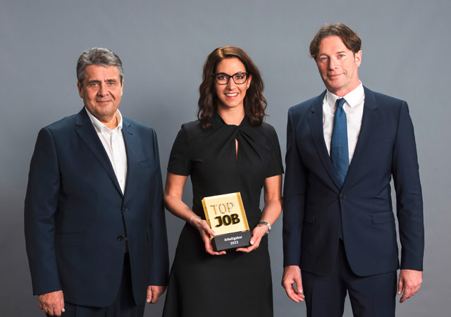 Sigmar Gabriel, Beatrix Dreher und Ingo Haug bei der Verleihung des  Top Job Siegels 2022